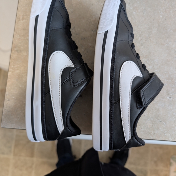 Nike Kids Black Sneakers Like New - Picture 3 of 6